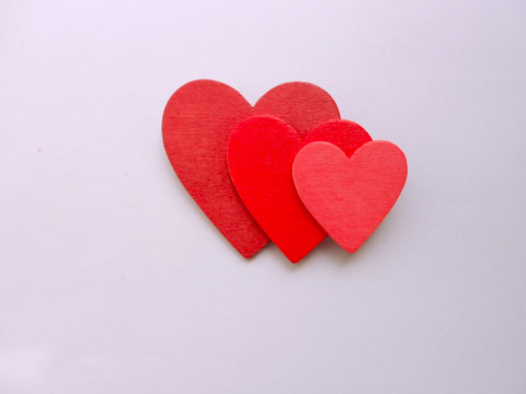 Brož srdíčka s dárkovým pytlíčkem dřevo červená brož srdíčka hnědá stříbrná 