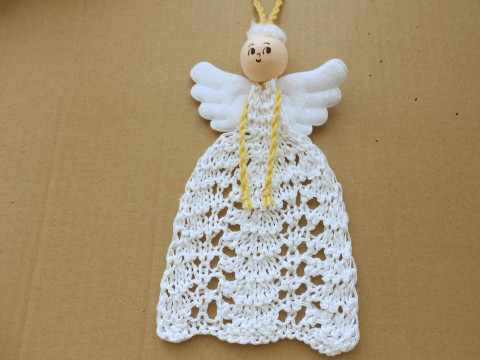 Pletený andělíček k zavěšení červená vánoce bavlna bílá béžová akryl anděl andělka 