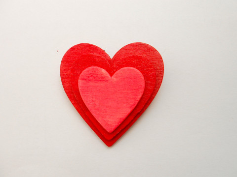 Brož srdíčka s dárkovým pytlíčkem dřevo červená brož srdíčka hnědá stříbrná 