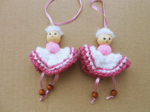 Pletený panáček dřevo růžová bílá ozdoba panáček k zavěšení 