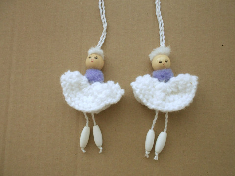 Pletený panáček dřevo fialová bílá ozdoba panáček k zavěšení 