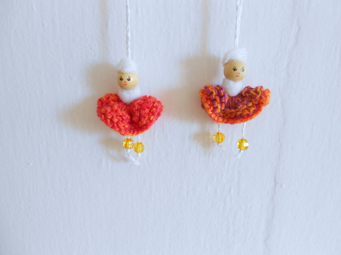 Pletený panáček dřevo růžová bílá ozdoba panáček k zavěšení 