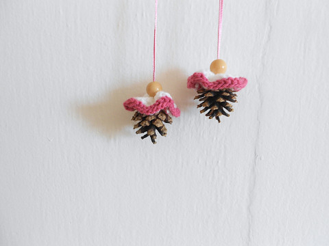 Šiškový panáček růžová bílá ozdoba panáček šiška k zavěšení 