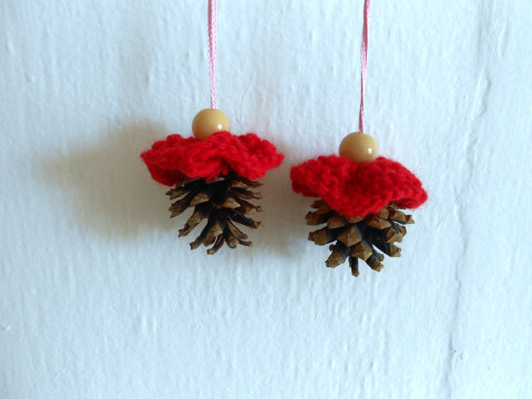 Šiškový panáček růžová bílá ozdoba panáček šiška k zavěšení 