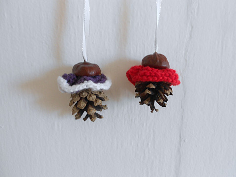 Šiškový panáček s kaštanem růžová bílá ozdoba panáček šiška k zavěšení 