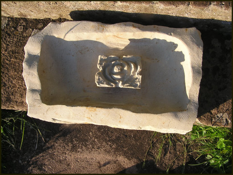 KORÝTKO, PÍTKO s růží Vysochané plastika socha skulptura zahradní socha socha z pískovce exteriérová socha socha do zahrady. sochy z pískovce 