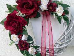 Věnec s fuchsiovými růžemi