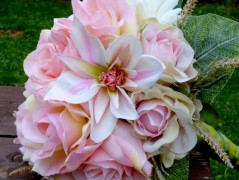 Věnec s fuchsiovými růžemi