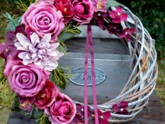 Věnec s fuchsiovými růžemi