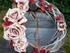 Věnec s fuchsiovými růžemi