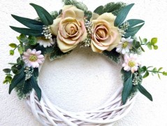 Věnec s fuchsiovými růžemi