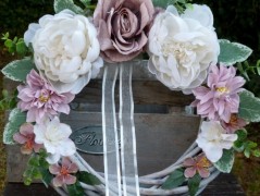 Věnec s fuchsiovými růžemi