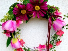 Věnec s fuchsiovými růžemi