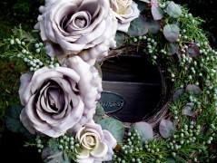 Věnec s fuchsiovými růžemi