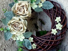 Věnec s fuchsiovými růžemi