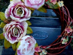 Věnec s fuchsiovými růžemi