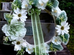 Věnec s fuchsiovými růžemi