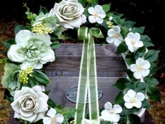 Věnec s fuchsiovými růžemi