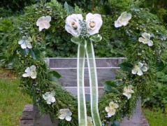 Věnec s fuchsiovými růžemi