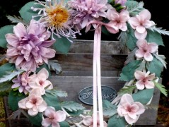 Věnec s fuchsiovými růžemi