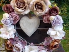 Věnec s fuchsiovými růžemi