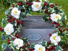 Věnec s fuchsiovými růžemi