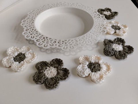 Háčkované kytičky sada 6ks kytka dekorace ozdoba nášivka 