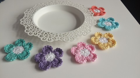 Háčkované kytičky sada 6ks kytka dekorace ozdoba nášivka 