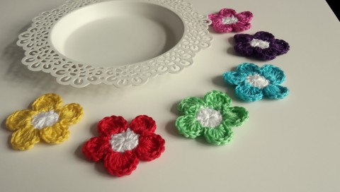 Háčkované kytičky sada 6ks kytka dekorace ozdoba nášivka 