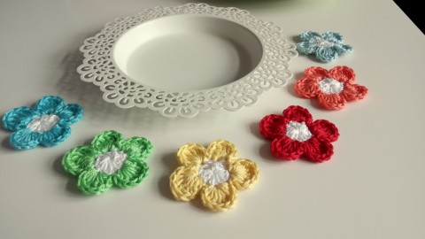 Háčkované kytičky sada 6ks kytka dekorace ozdoba nášivka 