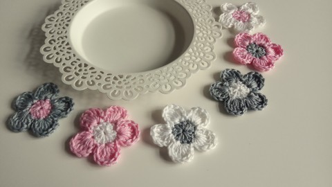 Háčkované kytičky sada 6ks kytka dekorace ozdoba nášivka 