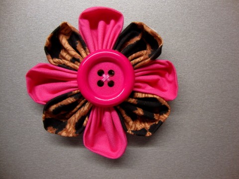 Látková kytička průměr 8-9cm kytka brož ozdoba nášivka 