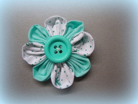 Látková kytička průměr 8-9cm kytka brož ozdoba nášivka 