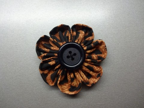 Látková kytička průměr 8-9cm kytka brož ozdoba nášivka 