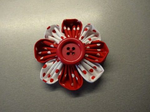 Látková kytička průměr 8-9cm kytka brož ozdoba nášivka 