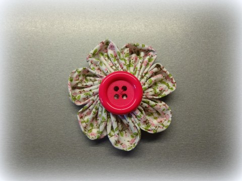 Látková kytička průměr 8-9cm kytka brož ozdoba nášivka 