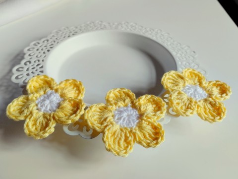 Háčkovaná kytička 1ks kytka dekorace ozdoba nášivka 