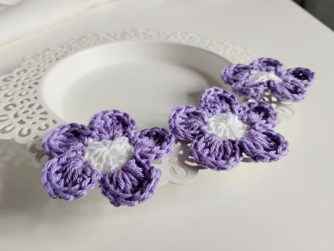 Háčkovaná kytička 1ks kytka dekorace ozdoba nášivka 