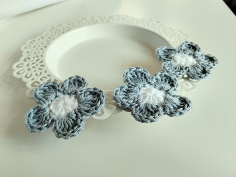 Háčkovaná kytička 1ks kytka dekorace ozdoba nášivka 