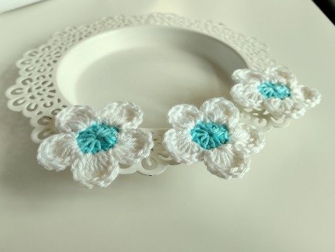 Háčkovaná kytička 1ks kytka dekorace ozdoba nášivka 