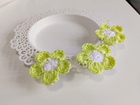 Háčkovaná kytička 1ks kytka dekorace ozdoba nášivka 