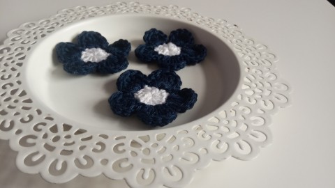 Háčkovaná kytička 1ks kytka dekorace ozdoba nášivka 