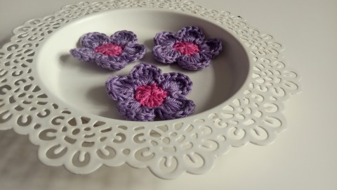 Háčkovaná kytička 1ks kytka dekorace ozdoba nášivka 