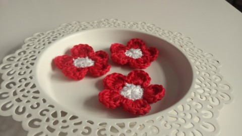 Háčkovaná kytička 1ks kytka dekorace ozdoba nášivka 