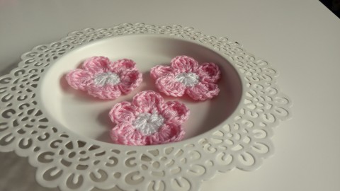 Háčkovaná kytička 1ks kytka dekorace ozdoba nášivka 