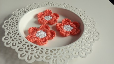 Háčkovaná kytička 1ks kytka dekorace ozdoba nášivka 