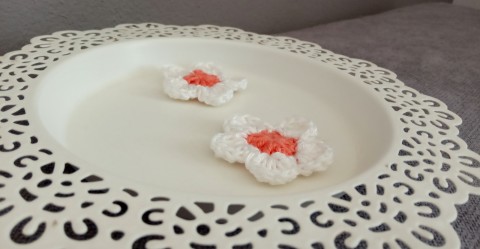 Háčkovaná kytička 1ks kytka dekorace ozdoba nášivka 