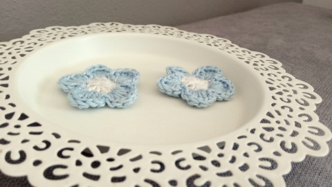 Háčkovaná kytička 1ks kytka dekorace ozdoba nášivka 