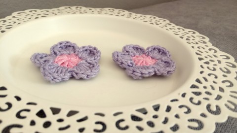 Háčkovaná kytička 1ks kytka dekorace ozdoba nášivka 