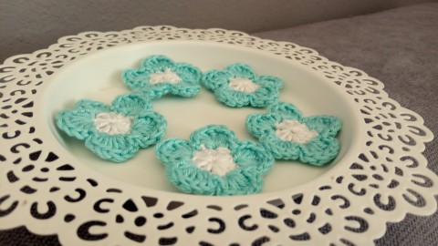 Háčkovaná kytička 1ks kytka dekorace ozdoba nášivka 